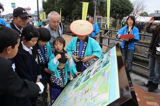 用水路案内版の除幕式