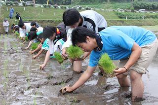 福山町佳例川地区お田植え3