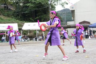 万膳小で沖縄エイサー披露