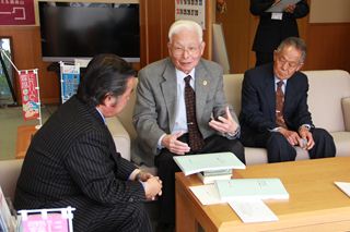 今吉孝夫さん（81）と前田市長