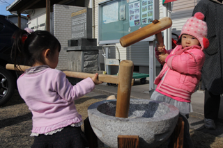 福島地区子育てサロンと有下地区子育てサロンの合同餅つき大会4