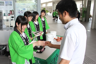 霧島茶を振る舞い3