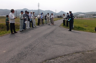 事故現場での霧島警察署交通課の説明