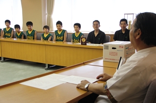 隼人ミニバスケットスポーツ少年団男子の表敬訪問の様子1