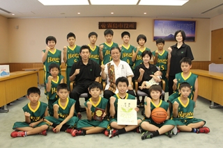 隼人ミニバスケットスポーツ少年団男子の表敬訪問の様子2