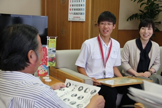 市長に結果報告をする野村優亮さん