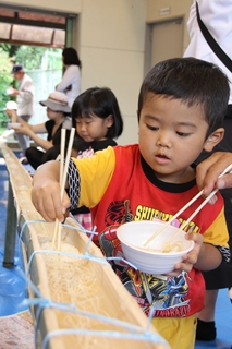 そうめん流しの様子