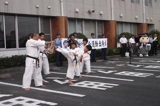 新極真会鹿児島支部門下生による板割り