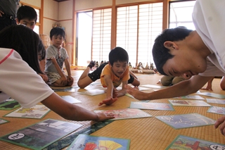 カルタとりを楽しむ子ども達