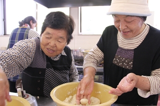 だんご作りの様子