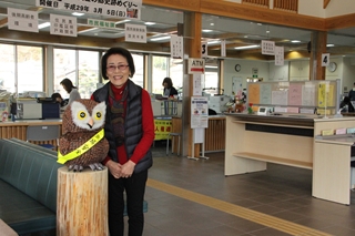 渕脇久子さんとフクロウの置物