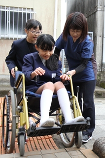 高齢者・車いす疑似体験授業2