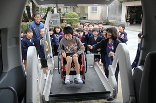 高齢者・車いす疑似体験授業4