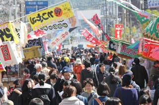 霧島こくぶ初市の様子