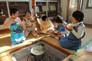 いろりを囲む会食