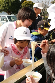 小浜小学校の児童と隼人工業高校野球部、バレー部との交流会4