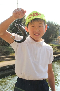 万膳小学校の校内ニジマス釣り大会2