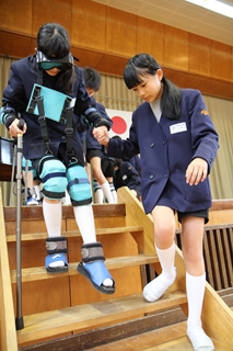 高齢者・車いす疑似体験授業