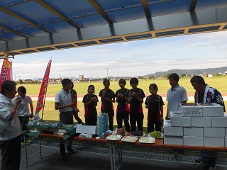 溝辺町産の果物を京セラ女子陸上競技部へ贈呈2
