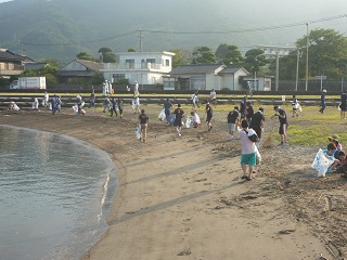 福山海岸で錦江湾クリーンアップ作戦