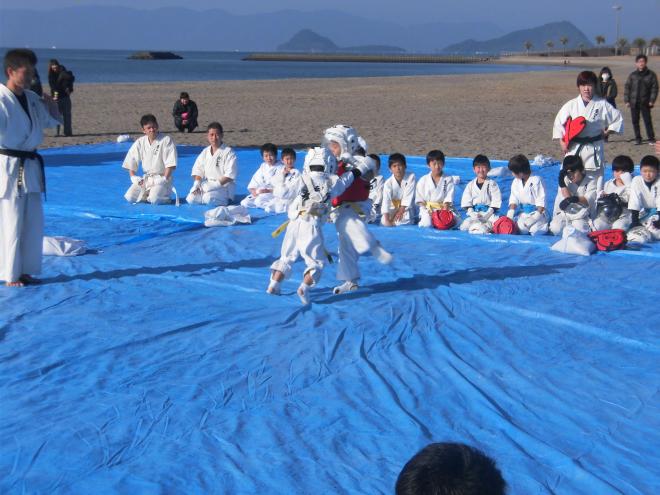 格闘技空手道拳心会の設立40周年を記念した稽古始め式