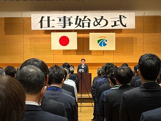 職員に訓示する様子