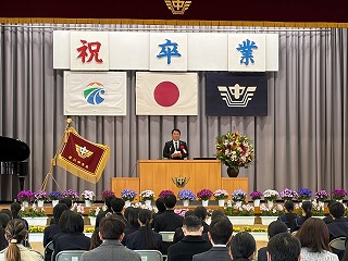 祝辞を述べる様子