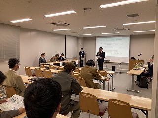 市長があいさつする様子