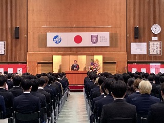 市長が祝辞を述べる様子