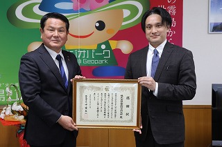 市長と地域科学研究所の写真