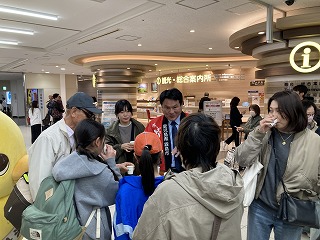 市長が空港でお茶を振る舞う様子
