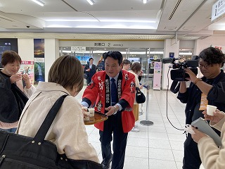 市長が空港でお茶を振る舞う様子