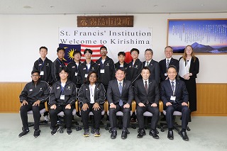 訪問者との集合写真