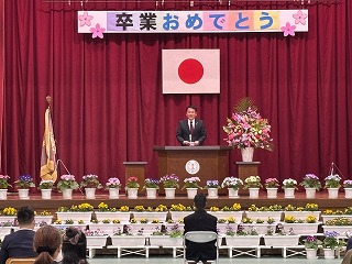市長が祝辞を述べる様子