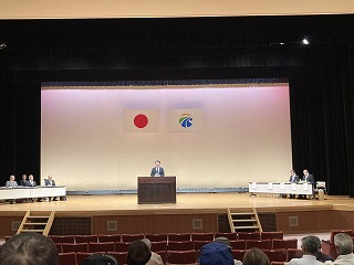 市長が祝辞を述べる様子