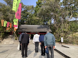 神事に参列する様子