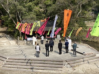 神事に参列する様子