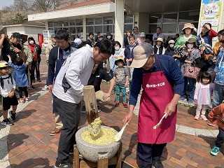 市長がねったぼをこねる様子