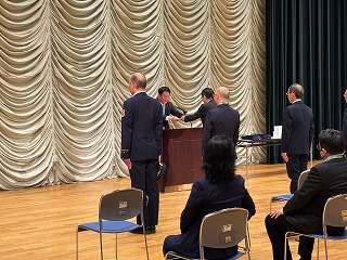 辞令を交付する様子