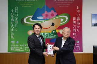 チャリティーゴルフ寄付金贈呈写真