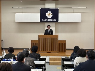 国分地区の感謝状・委嘱状伝達式であいさつする様子