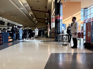 親睦スポーツ大会であいさつする様子