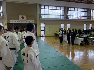 防犯柔道大会であいさつする様子