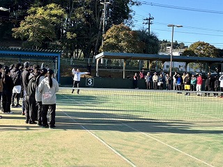 始球式でサーブする様子