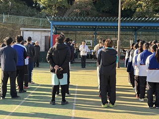 ソフトテニス大会であいさつする様子