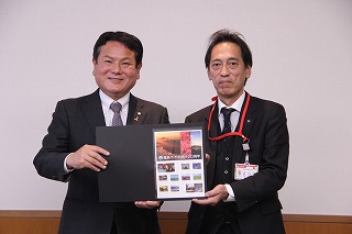 市長と日本郵便の方の写真