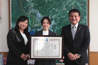 市長とオーガランドの方との写真