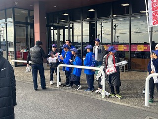 子どもたちと募金を呼び掛ける様子