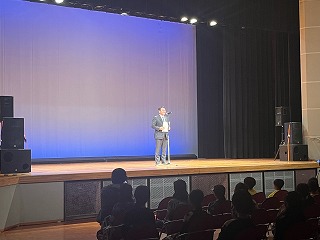 ダンス発表会であいさつする様子