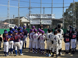 あいさつする様子